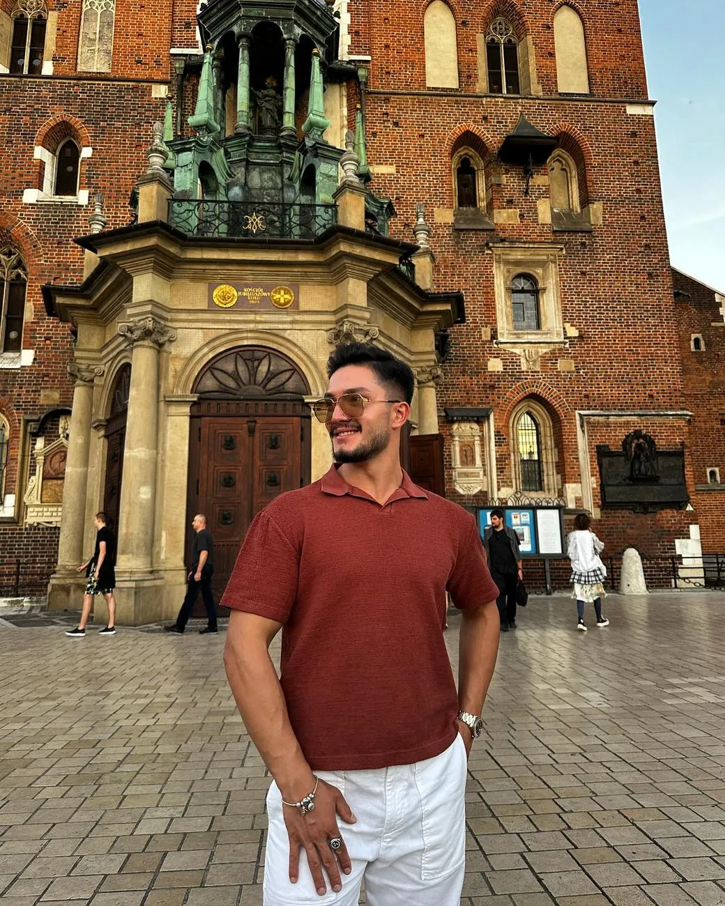 Krakov'da St. Mary Bazilikası önünde Ali Can