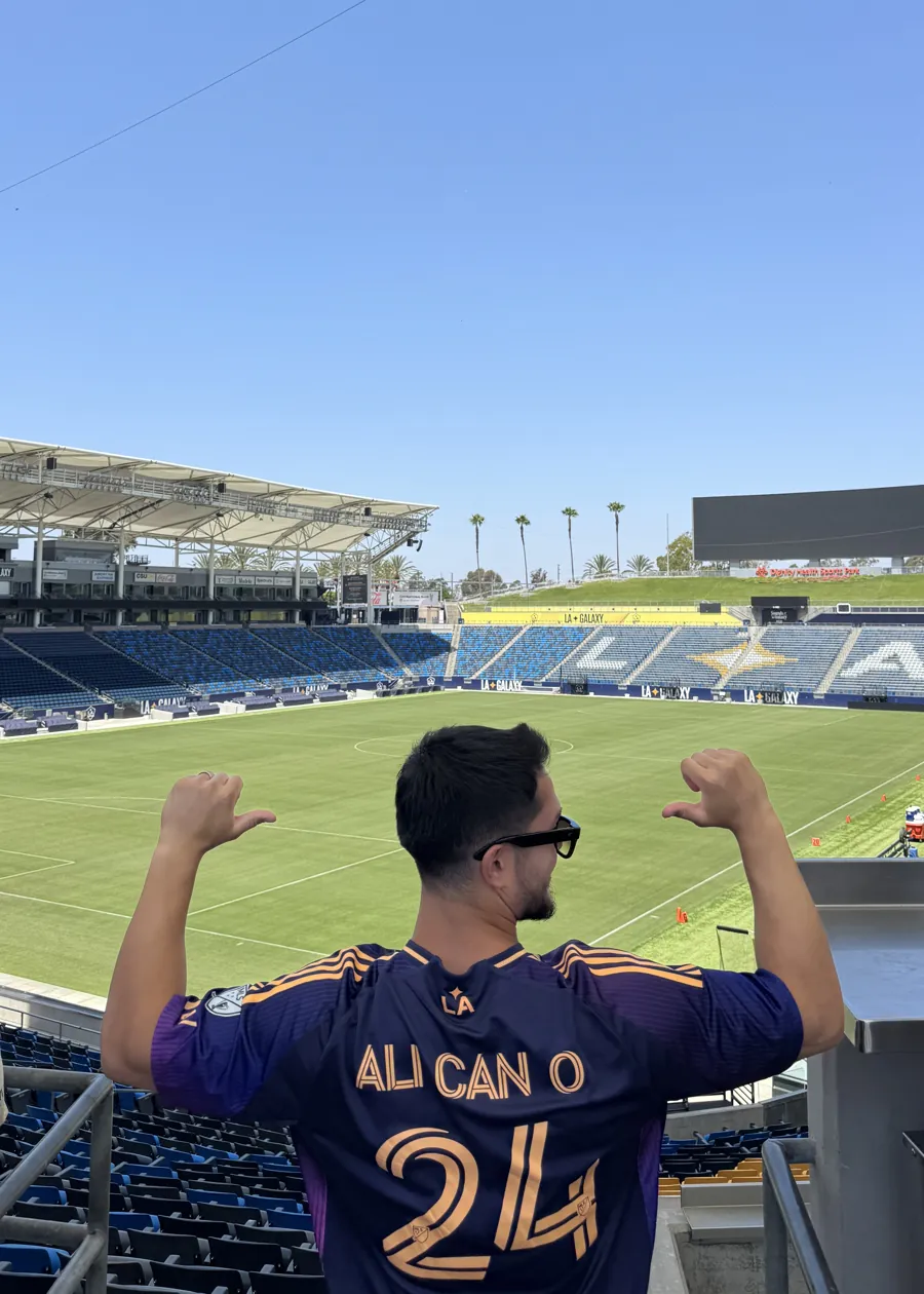 Los Angeles'ta stadyumda, sırtında adının yazdığı formayla