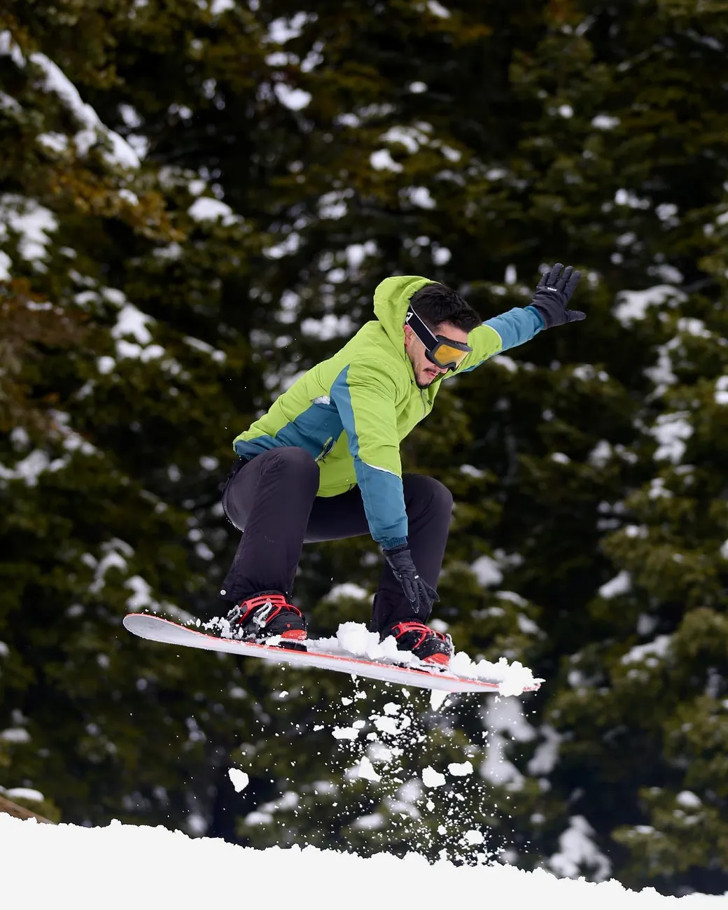 Uludağ'da snowboard ile havada