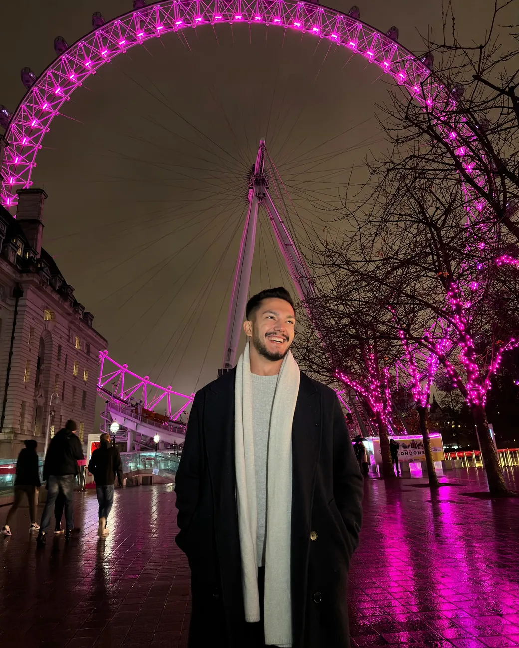 Londra'da gece London Eye önünde Ali Can