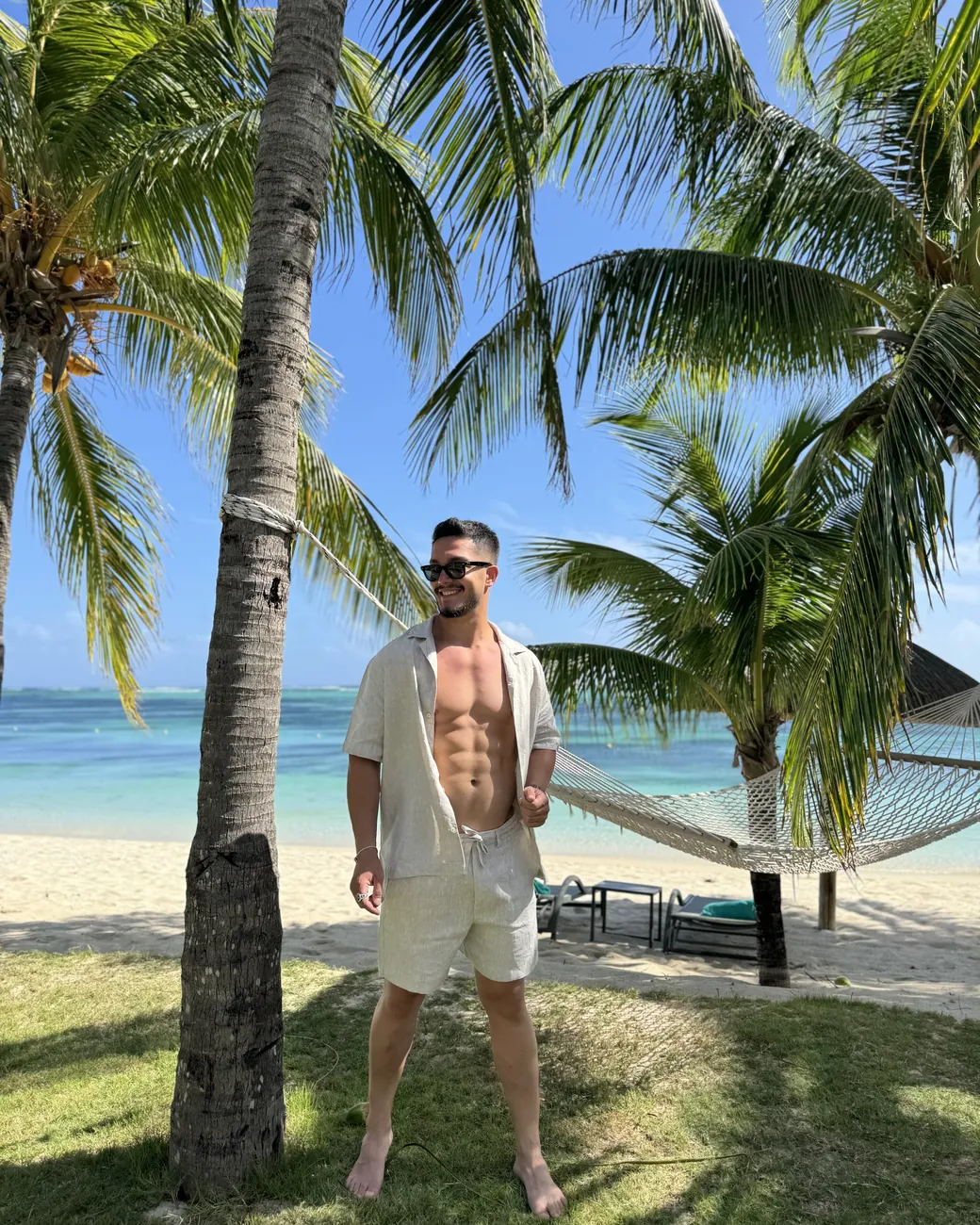 Mauritius'ta sahilde palmiyeler arasında Ali Can