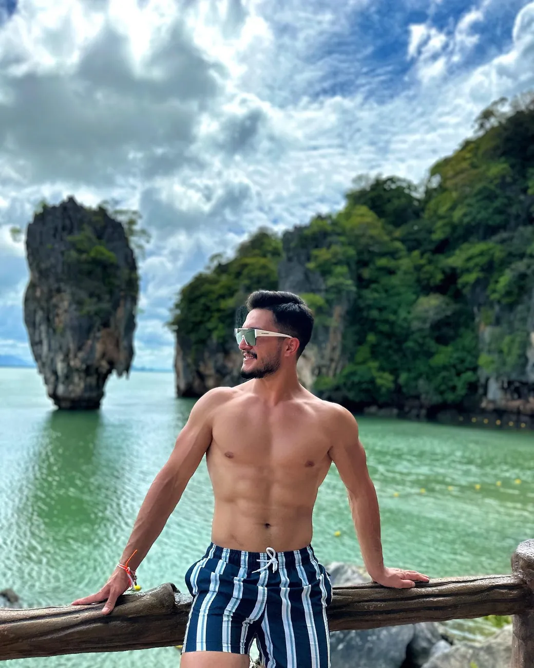 Phuket'te James Bond Adası önünde Ali Can