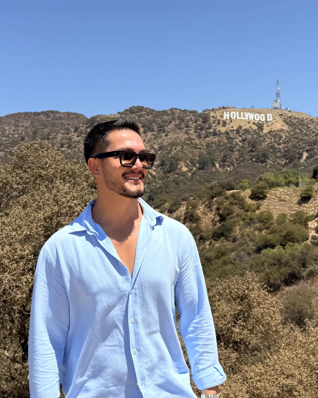 Los Angeles'ta Hollywood yazısının önünde Ali Can