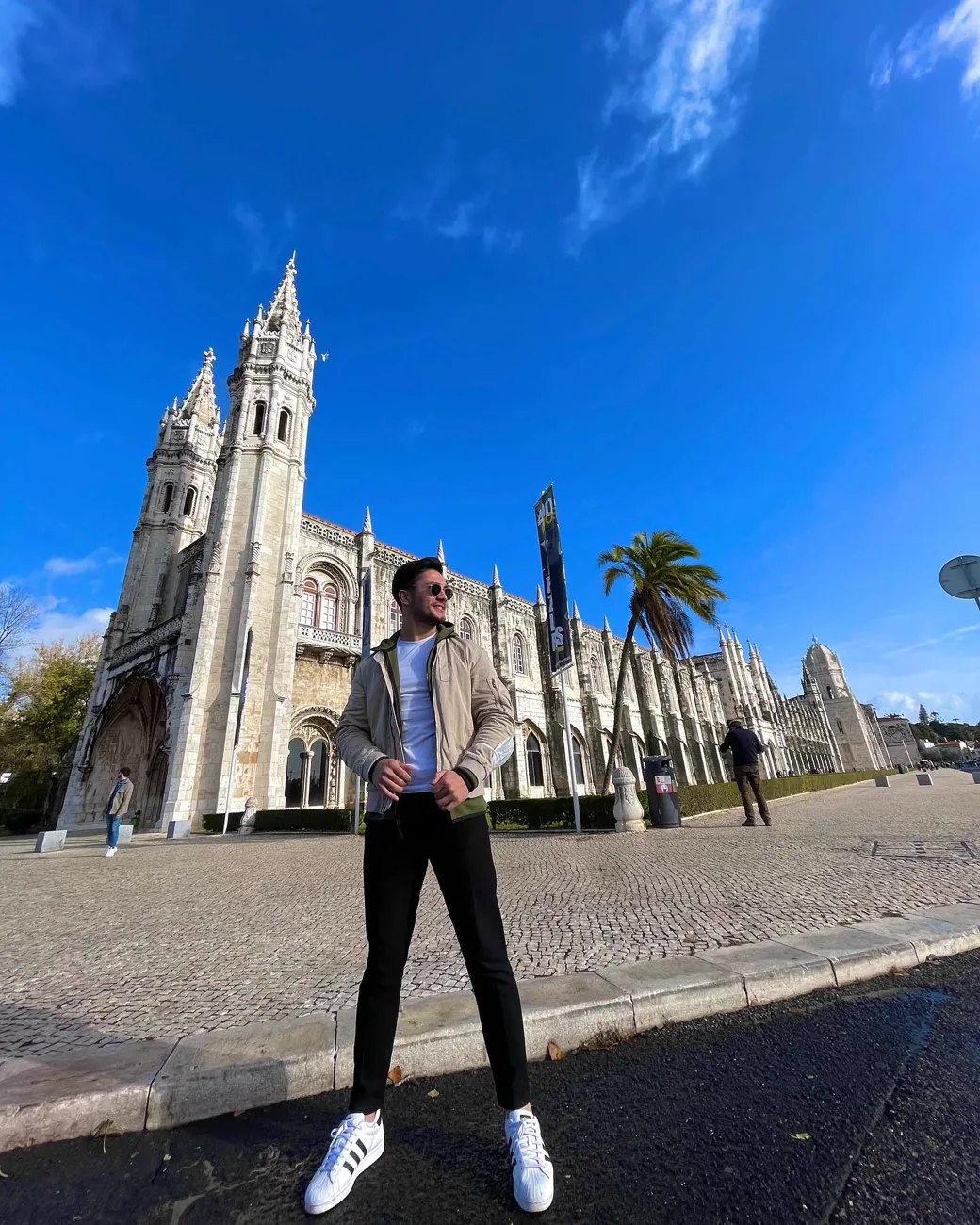 Lizbon'da Jerónimos Manastırı önünde Ali Can
