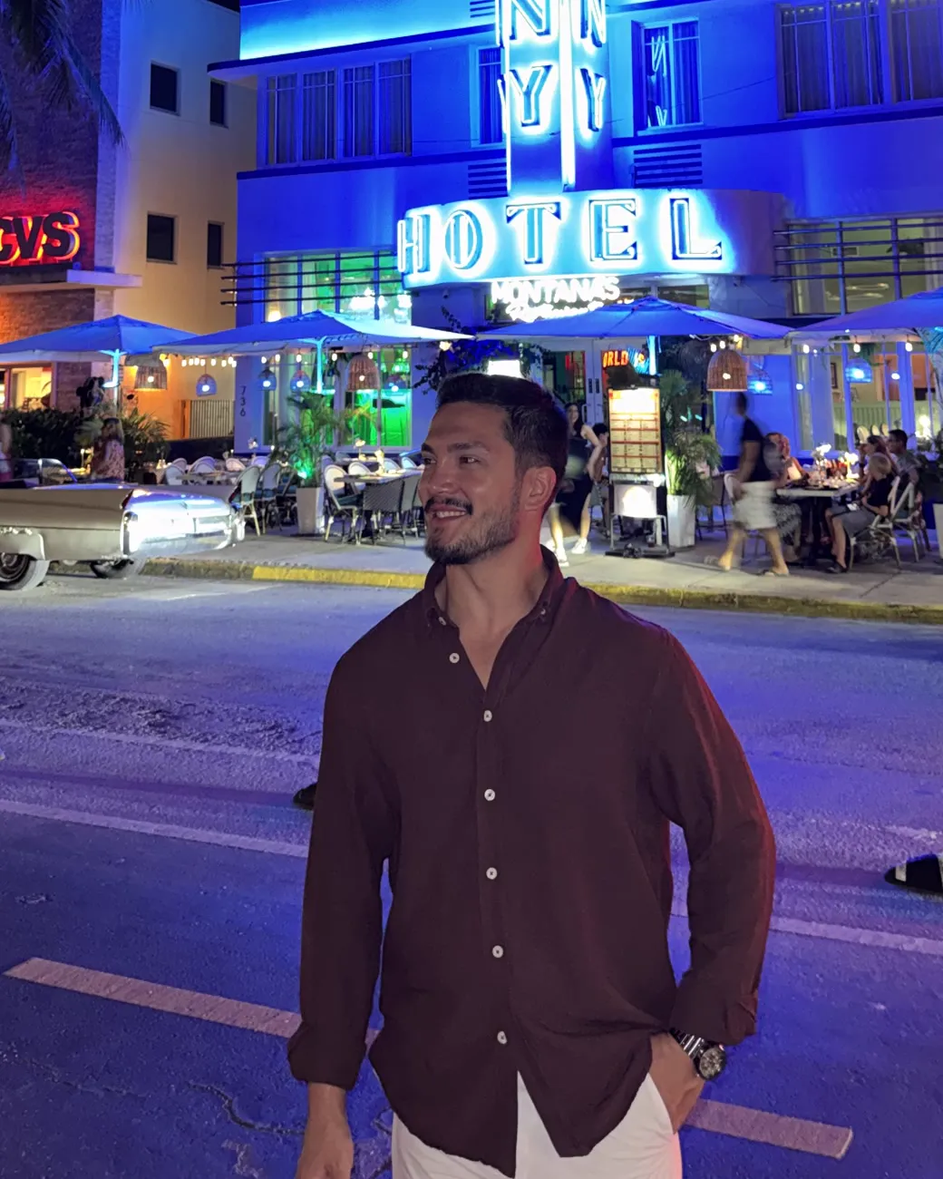 Miami'de Art Deco otel önünde Ali Can