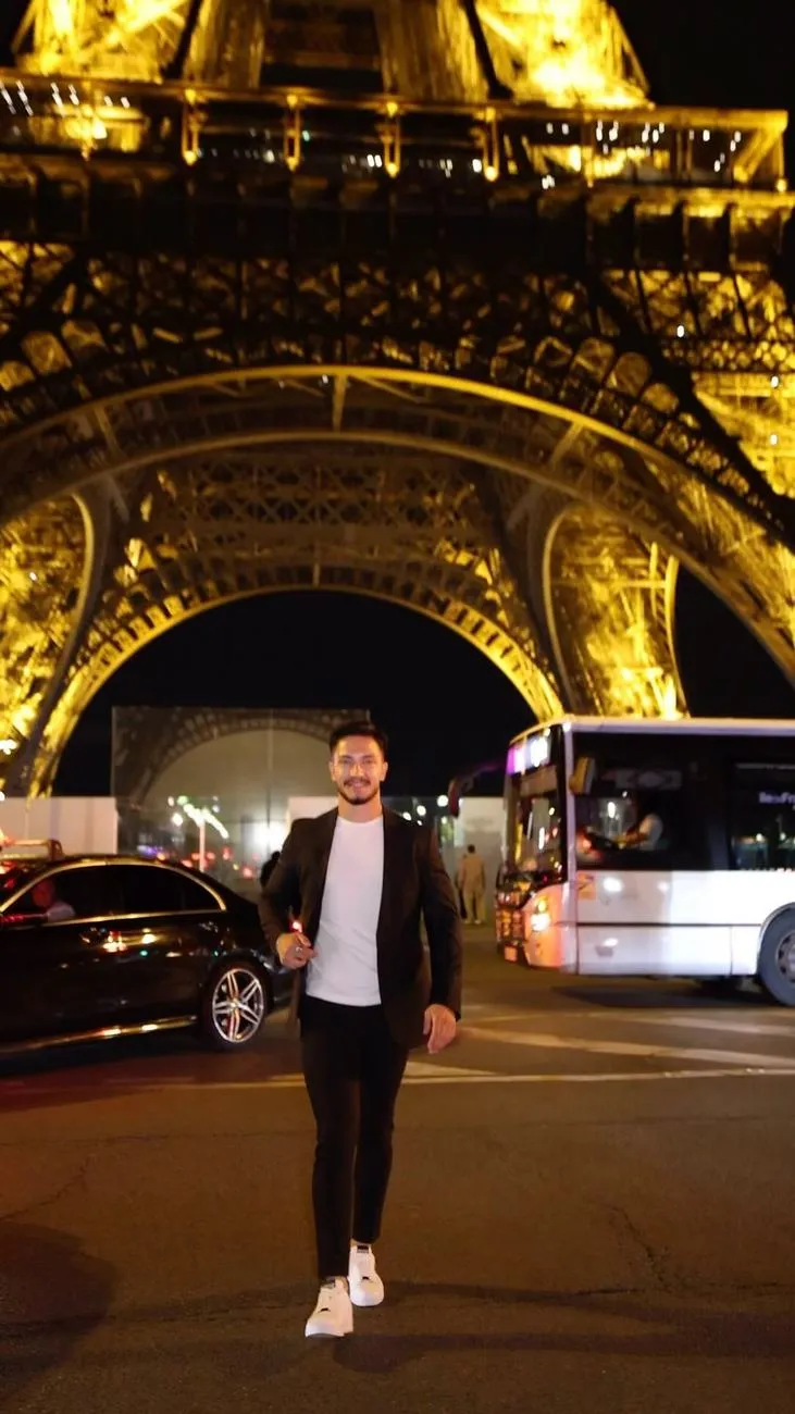 Paris'te Eyfel Kulesi altında Ali Can